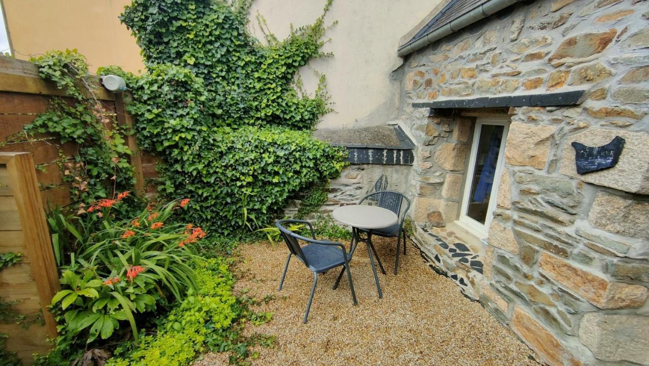 Maisonnette Avec Cour Ploubezre Exterior photo